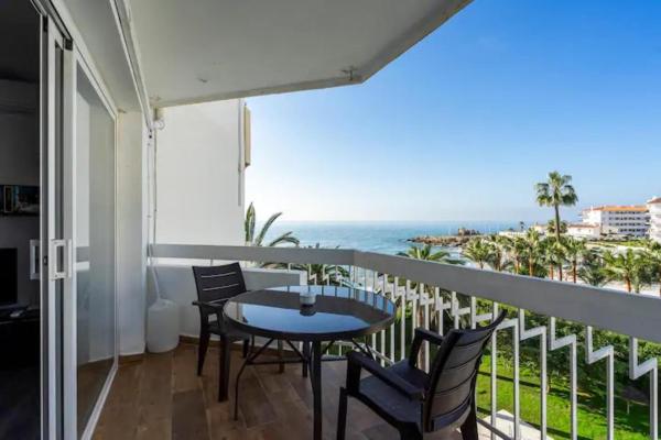 A la foto es mostra l'objecte Torresol situat a la ciutat de Nerja.