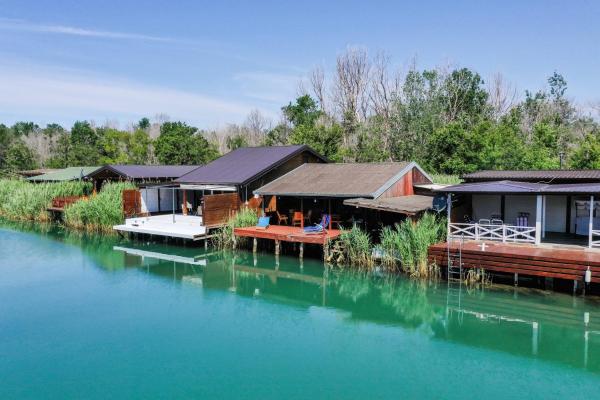 A la foto es mostra l'objecte Rudovic River House situat a la ciutat de Ada.