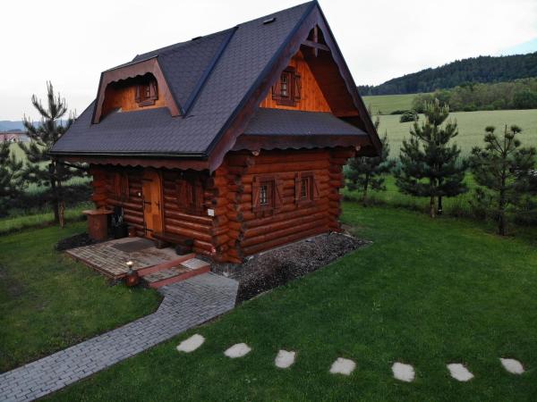 Na zdjęciu widoczny jest obiekt Ubytovanie Koliba Pacho - Zrub Jolanka położony w mieście Ráztočno.