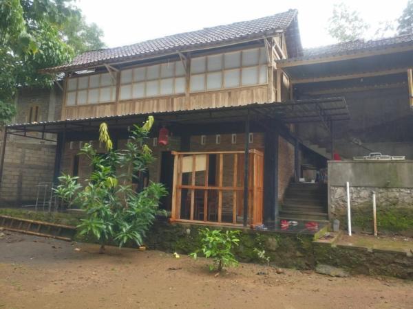 The photo shows the Homestay Kurnia located in the city of Bantul.