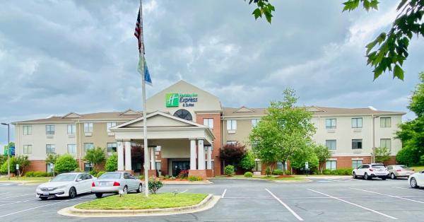 The photo shows the Holiday Inn Express & Suites Reidsville by IHG located in the city of Monticello.