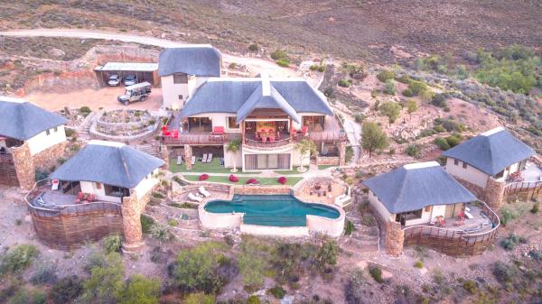 Na zdjęciu widoczny jest obiekt White Lion Lodge on Sanbona położony w mieście Platdrift.