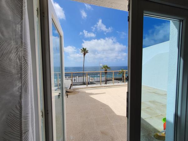 Fotografie 6: Poseidon 51 - Beachfront Two Bedroom Apartment