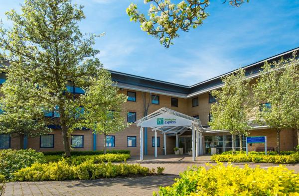 A la foto es mostra l'objecte Holiday Inn Express Milton Keynes by IHG situat a la ciutat de Willen.