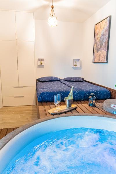 Zdjęcie 3: Jacuzzi - Flexible SelfCheckIns 20 - Zagreb - Luxury - Garage - Smart - Brand New - Apartments Repinc