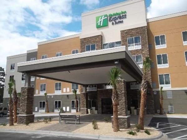 Na zdjęciu widoczny jest obiekt Holiday Inn Express & Suites Southport - Oak Island Area by IHG położony w mieście Bolivia.