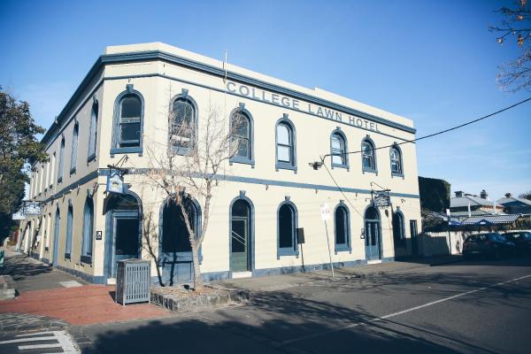 A la foto es mostra l'objecte College Lawn Hotel situat a la ciutat de Melbourne.