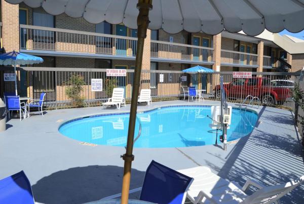 Na fotografii je vidět objekt Days Inn by Wyndham Easley West Of Greenville/Clemson Area nacházející se ve městě Pickens.