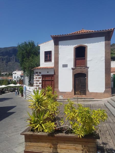 The photo shows the RK La Casona de Tejeda located in the city of Tejeda.