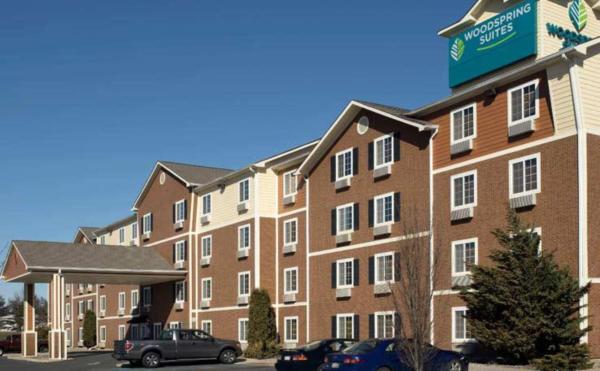 The photo shows the WoodSpring Suites Allentown Bethlehem located in the city of Hollo.