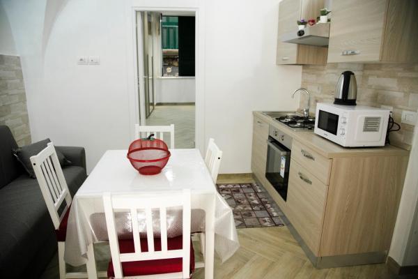 Na foto é possível ver o objeto Home Maria localizado na cidade de Naples.