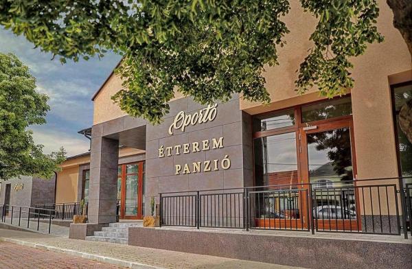 A la foto es mostra l'objecte Oportó Panzió situat a la ciutat de Márok.