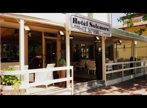 På billedet ses objektet Hotel Solemare beliggende i byen Cesenatico.