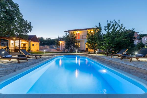 A la foto es mostra l'objecte Villa Podrugovi Dvori with pool situat a la ciutat de Koprivno.