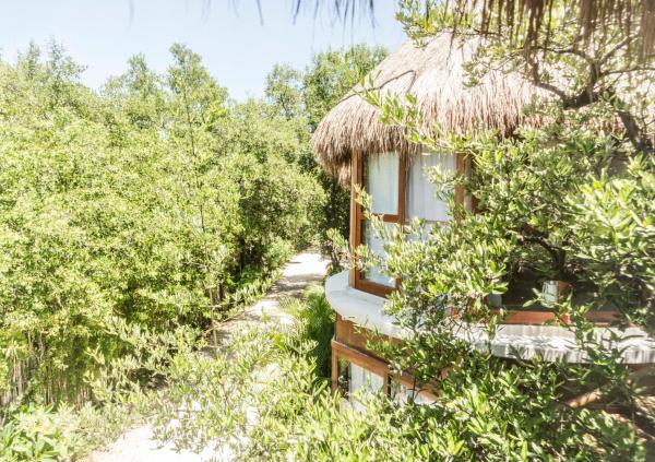 Na zdjęciu widoczny jest obiekt Mamasan Treehouses & Cabins położony w mieście Tulum.