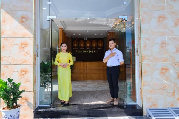 Na fotografii je vidět objekt Khách Sạn Phương Khuê nacházející se ve městě Ấp Bình Hưng.