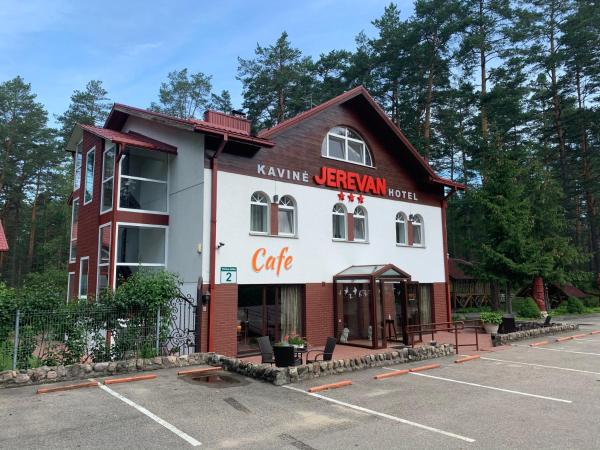 På bildet vises objektet Hotel Jerevan som ligger i byen Ratnyčia.