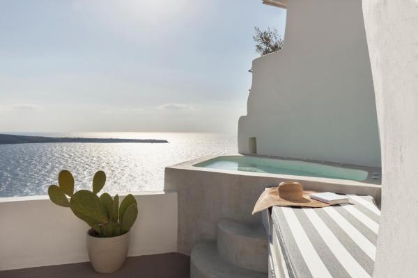Na foto é possível ver o objeto Spitia Santorini Villa Collection localizado na cidade de Oia.