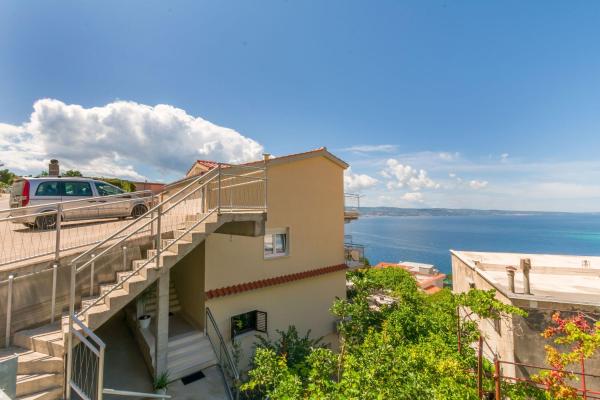 På billedet ses objektet Apartments Mia beliggende i byen Omiš.