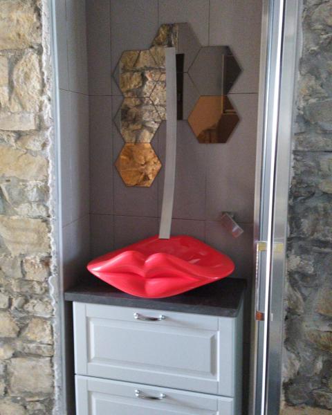 A la foto es mostra l'objecte KISS from CILENTO situat a la ciutat de Celso.