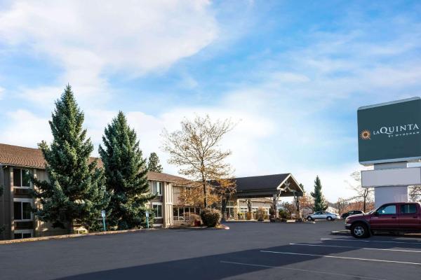 Na zdjęciu widoczny jest obiekt La Quinta Inn by Wyndham Bend położony w mieście Bend.