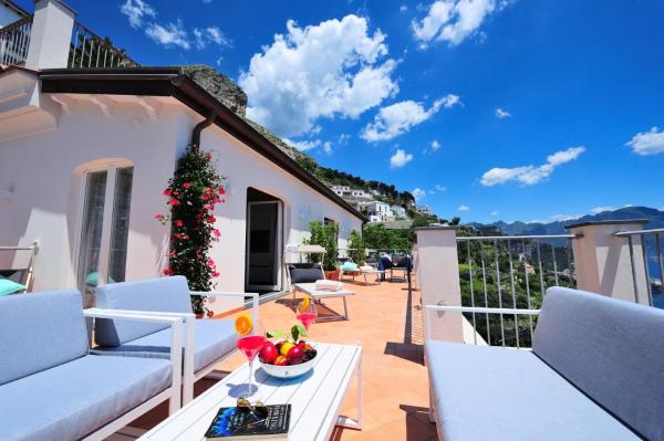 A la foto es mostra l'objecte Amalfi Blu Retreat situat a la ciutat de Amalfi.