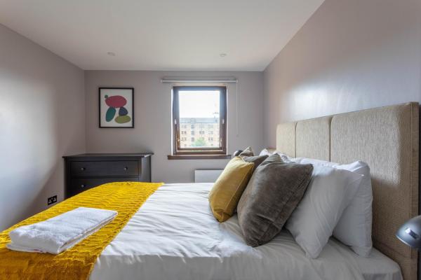 Stunning 1 Bed Merchant City Apartment with Parking, Glasgow