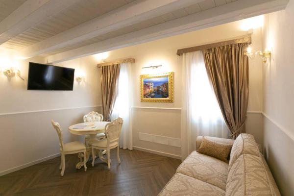 A la foto es mostra l'objecte Suite Duplex Apartment by ApartSuite situat a la ciutat de Chioggia.