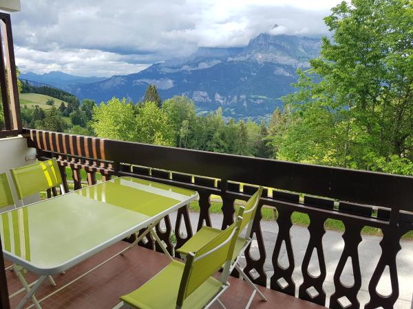 A la foto es mostra l'objecte Studio tout confort avec vue sur les sommets situat a la ciutat de Combloux.