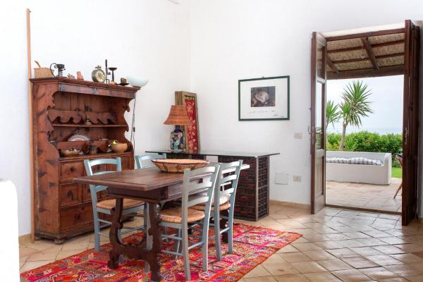 A la foto es mostra l'objecte L'Agave, Salina situat a la ciutat de Malfa.