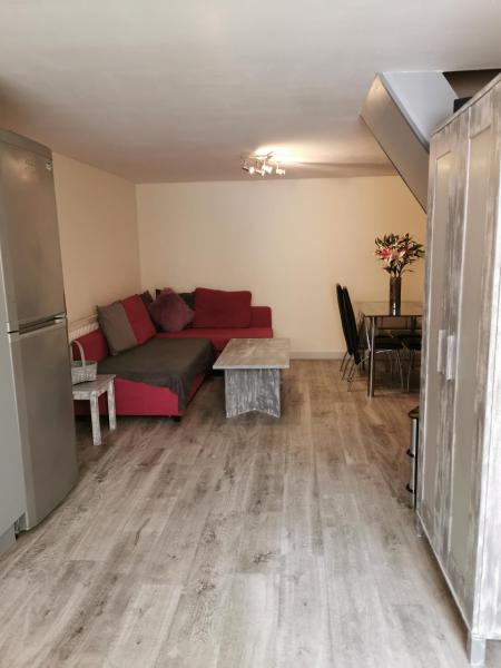 A la foto es mostra l'objecte Palaz 1 - 2 Bedroom Garden Flat situat a la ciutat de Edmonton.