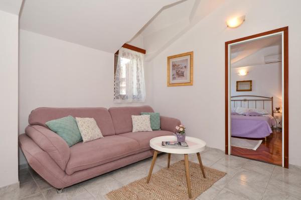 The photo shows the Apartmani Bašić 1 located in the city of Split.