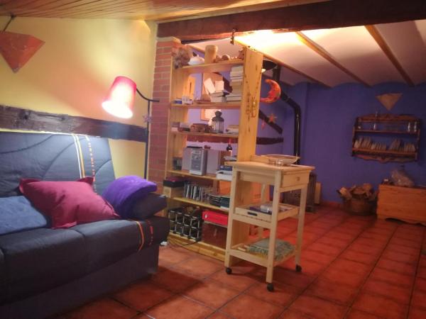 A la foto es mostra l'objecte Casa Valentina y La buhardilla situat a la ciutat de Tejadillos.