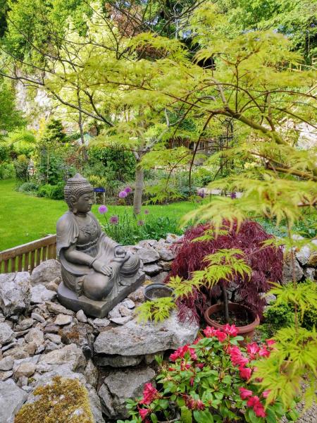 A la foto es mostra l'objecte Cascades Gardens situat a la ciutat de Matlock.