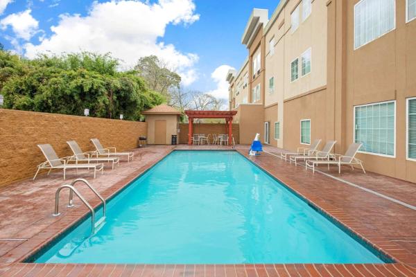 A la foto es mostra l'objecte La Quinta by Wyndham Lake Charles - Westlake situat a la ciutat de Westlake.