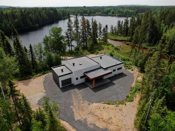 Kuvassa näkyy kohde Les Chalets du Lac Serein --Serein--, joka sijaitsee kaupungissa Saint-Stanislas.