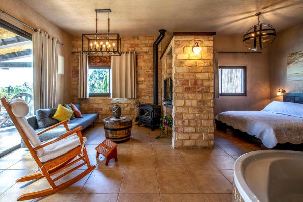 A la foto es mostra l'objecte At Gil's and Galit's Place- Hospitality, Health and Spa situat a la ciutat de Bruchim.