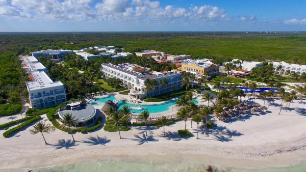 Na zdjęciu widoczny jest obiekt Dreams Tulum Resort & Spa położony w mieście Tulum.