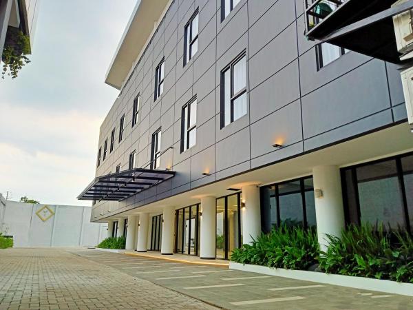 En la foto se muestra el objeto Hotel Youstay Semarang by Sinergi ubicado en la ciudad de Kalibanteng-lor.