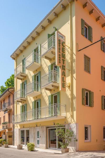 På billedet ses objektet Hotel Centrale beliggende i byen Garda.