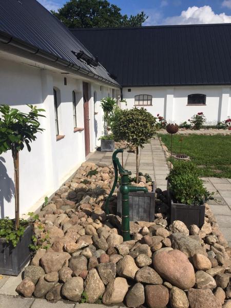 A la foto es mostra l'objecte Annagården Österlen situat a la ciutat de Kivik.
