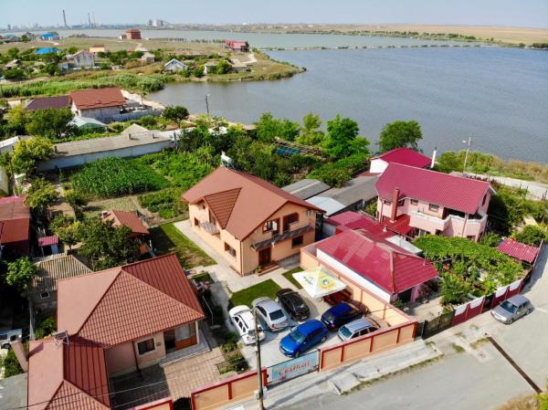 Na zdjęciu widoczny jest obiekt Pensiunea Cosmin położony w mieście Corbu.