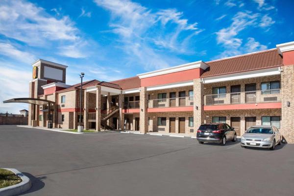 På billedet ses objektet Super 8 by Wyndham Humble Houston Fallcreek beliggende i byen Humble.
