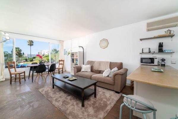 A la foto es mostra l'objecte Azahara I, 25A small cozy apartment with great views located in the popular area of Nueva Andalucia situat a la ciutat de Marbella.
