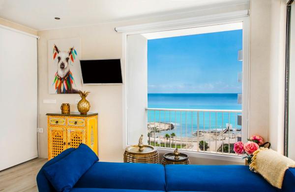 The photo shows the LOFT PLAYA SALINAS CALPE, Grupo Terra de Mar, alojamientos con encanto located in the city of Calpe.