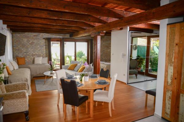 A la foto es mostra l'objecte Somos Apartman situat a la ciutat de Abda.