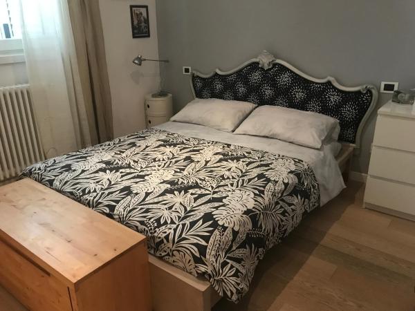 På bilden syns objektet camera con bagno privato e parcheggio som ligger i staden Lucca.