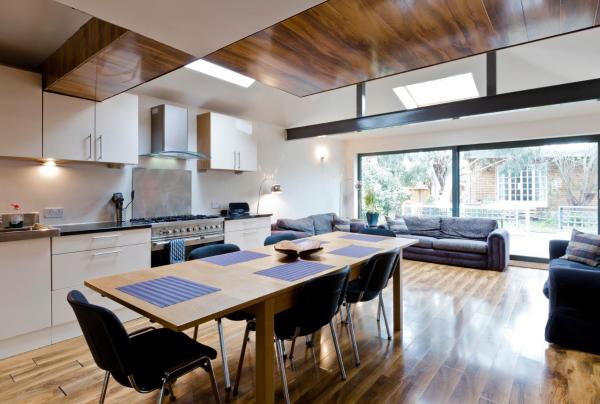 Egham House Serviced Accommodation 5 Bedrooms 3 Bathrooms Entire Home, Wifi 1 Gbps, Work Desks, Office Chairs, Tv 55" Roku, Free Parking, Only Company Stays Welcome No Leisure Stays, Sleeps 6 In Own Beds - Windsor