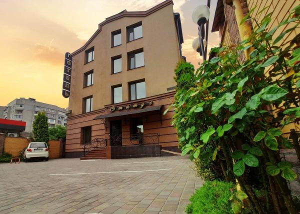 Na fotografii je vidět objekt Hotel Status nacházející se ve městě Bondari.