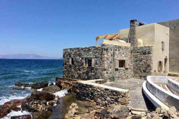 Na fotografii je vidět objekt Poseidon House nacházející se ve městě Mandrakion.